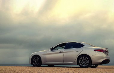 Alfa Romeo Giulia engin çöl arazisinde yandan fotoğraflandı. Editör ve otomotiv projeleri için İtalyan tasarımı ve off-road atmosferinin çarpıcı bir karışımı. 