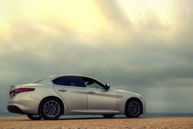 Alfa Romeo Giulia engin çöl arazisinde yandan fotoğraflandı. Editör ve otomotiv projeleri için İtalyan tasarımı ve off-road atmosferinin çarpıcı bir karışımı. 