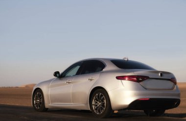 Alfa Romeo Giulia engin çöl arazisinde yandan fotoğraflandı. Editör ve otomotiv projeleri için İtalyan tasarımı ve off-road atmosferinin çarpıcı bir karışımı. 