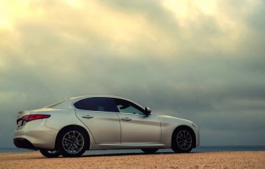 Alfa Romeo Giulia engin çöl arazisinde yandan fotoğraflandı. Editör ve otomotiv projeleri için İtalyan tasarımı ve off-road atmosferinin çarpıcı bir karışımı. 