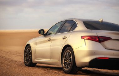 Alfa Romeo Giulia engin çöl arazisinde yandan fotoğraflandı. Editör ve otomotiv projeleri için İtalyan tasarımı ve off-road atmosferinin çarpıcı bir karışımı. 