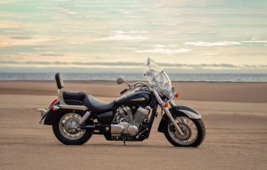 Fırtınalı bulutlar tarafından çerçevelenmiş, açık çölde tek başına park edilmiş bir arazi bisikleti. Yalnızlık, adrenalin ve iki tekerlek üzerinde zorlu bir keşif için mükemmel bir tema..