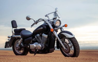 Fırtınalı bulutlar tarafından çerçevelenmiş, açık çölde tek başına park edilmiş bir arazi bisikleti. Yalnızlık, adrenalin ve iki tekerlek üzerinde zorlu bir keşif için mükemmel bir tema..