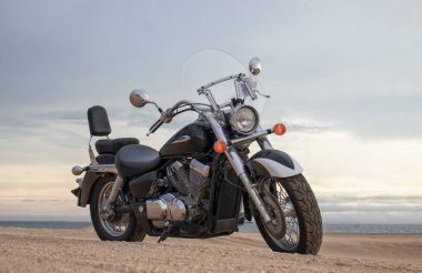 Fırtınalı bulutlar tarafından çerçevelenmiş, açık çölde tek başına park edilmiş bir arazi bisikleti. Yalnızlık, adrenalin ve iki tekerlek üzerinde zorlu bir keşif için mükemmel bir tema..