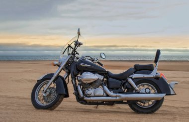 Fırtınalı bulutlar tarafından çerçevelenmiş, açık çölde tek başına park edilmiş bir arazi bisikleti. Yalnızlık, adrenalin ve iki tekerlek üzerinde zorlu bir keşif için mükemmel bir tema..