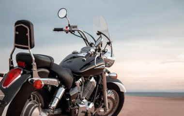 Fırtınalı bulutlar tarafından çerçevelenmiş, açık çölde tek başına park edilmiş bir arazi bisikleti. Yalnızlık, adrenalin ve iki tekerlek üzerinde zorlu bir keşif için mükemmel bir tema..