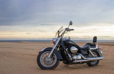 Fırtınalı bulutlar tarafından çerçevelenmiş, açık çölde tek başına park edilmiş bir arazi bisikleti. Yalnızlık, adrenalin ve iki tekerlek üzerinde zorlu bir keşif için mükemmel bir tema..