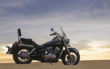 Fırtınalı bulutlar tarafından çerçevelenmiş, açık çölde tek başına park edilmiş bir arazi bisikleti. Yalnızlık, adrenalin ve iki tekerlek üzerinde zorlu bir keşif için mükemmel bir tema..