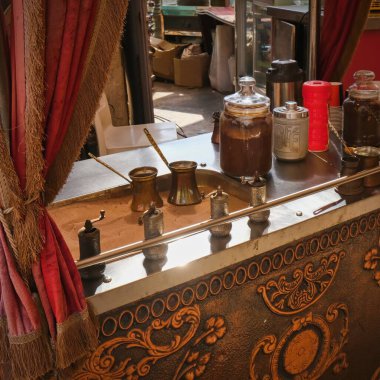 Kum üzerinde geleneksel Türk kahvesi yapıyorum. İki Cezve ve otantik Türk kahveli el değirmeni sıcak kumda kızartma tavası.