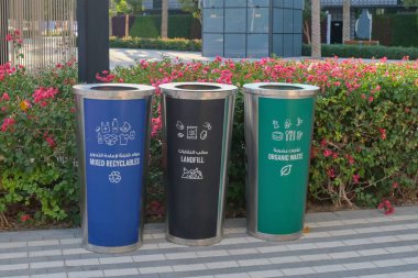 Şehir sokaklarında bir sonraki geri dönüşüm için kategorilere göre atık ayıklama için metal çöp konteynerleri. Atık yönetimi, çevre koruma