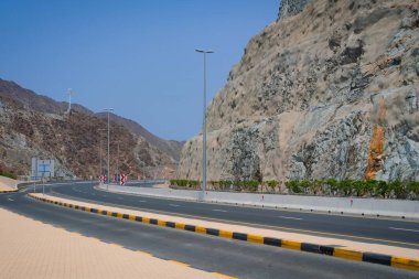 Hajar Dağları manzarasında, Kuzey Emirlikleri 'nde, BAE' de bomboş, mükemmel karayolu..
