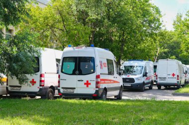 Moskova, Rusya - 10 Temmuz 2024: Acil servis için yoğun bakım istasyonunun yanındaki otoparkta ambulanslar hazır. Tıbbi ulaşım, kamu güvenliği hizmetleri