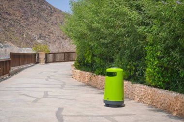 Çevre parkındaki yeşil çöp tenekesi, Hajar dağı bölgesi Kuzey Emirlikleri BAE, Sharjah, BAE.