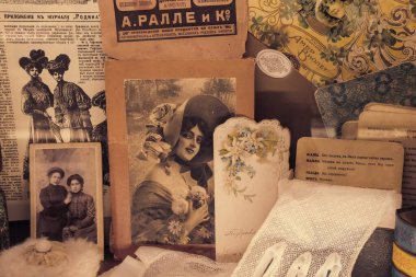 Nostaljik eskimiş arka plan, büyüleyici kadınların sarı duygusal portreleri, eski kartpostal, dantel eldiven, kadın aksesuarları, reklam ve Rus 1900 'ler gazetecileri. Moskova, Rusya, Ocak 2021