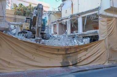 Dubai 'de yıkılan eski bir alçak bina, şehir arazisinin kentsel gelişimi ve yenilenme süreçlerini gözler önüne seriyor