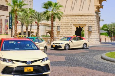 Dubai, BAE, 28 Ağustos 2022: Dubai belediye taksisi, ünlü turizm merkezi Souk Madinat Jumeirah 'ın ön girişinde