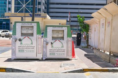 Abu Dabi, BAE - 5 Haziran 2021: Toplum için giysi ve ayakkabı bağış konteynırı