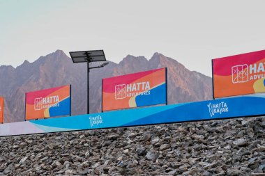 Hatta bölgesi, Dubai, BAE, 5 Haziran 2025: Hatta Barajı, gün batımında dağ manzaralı reklam panolarını damgaladı