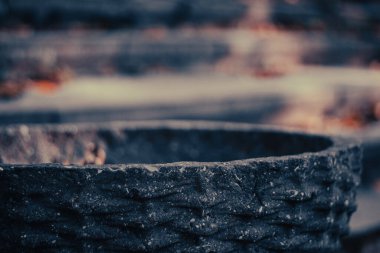 Bir sürü yakacak odunu olan paslı metal ızgara.