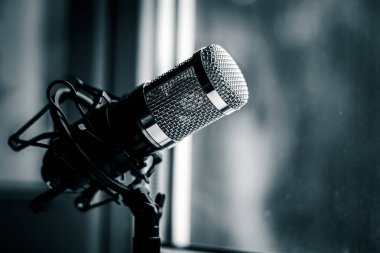 Konser odasında mikrofon.