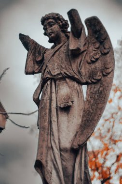 Eski şehir mezarlığında bir anma töreni.