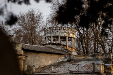 Şehirde terk edilmiş eski bir ev.