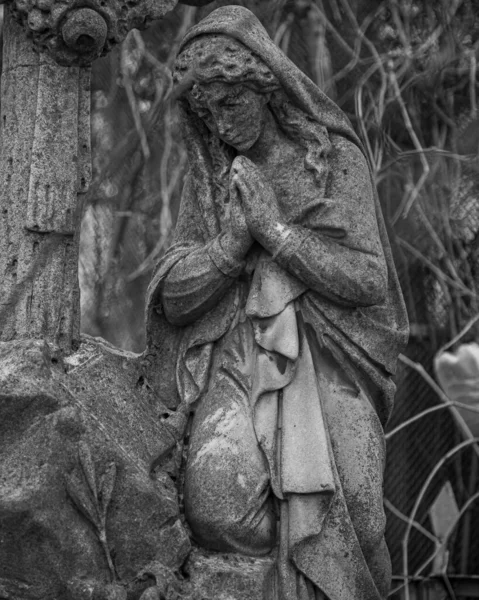 Άγγελος Στο Νεκροταφείο Στο Πάρκο Στην Πράγα — Φωτογραφία Αρχείου