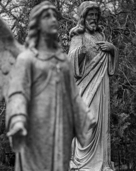 Άγαλμα Αγγέλου Στο Νεκροταφείο Στο Βάθος Της Εκκλησίας — Φωτογραφία Αρχείου