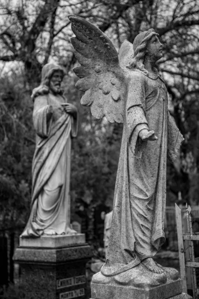 Staty Jungfru Maria Kyrkogården — Stockfoto