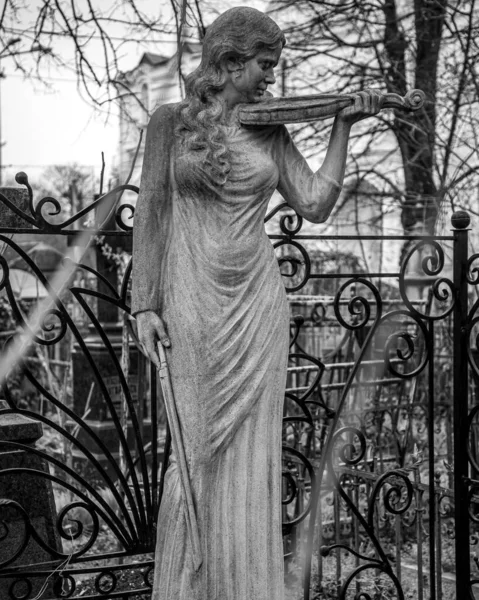 Estátua Uma Menina Cemitério — Fotografia de Stock