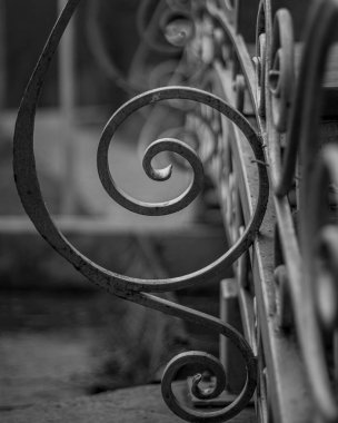 Eski metal boru, paslı çelik borular, raylar ve zincir, yakın plan, yatay,