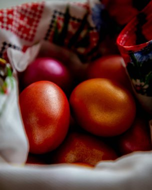 hasır sepet içinde renkli Paskalya yumurtaları