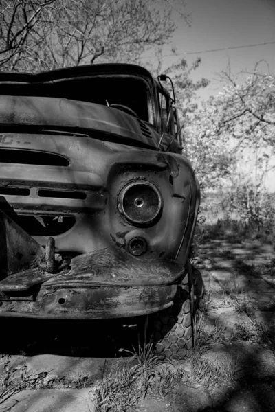 废弃卡车里的生锈的汽车 老式风格的调色调图片 — 图库照片