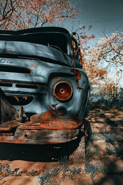 Antigo Camião Enferrujado Carro Velho Danificado Uma Aldeia Abandonada — Fotografia de Stock