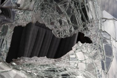 Detriti di vetro della macchina incidentata 