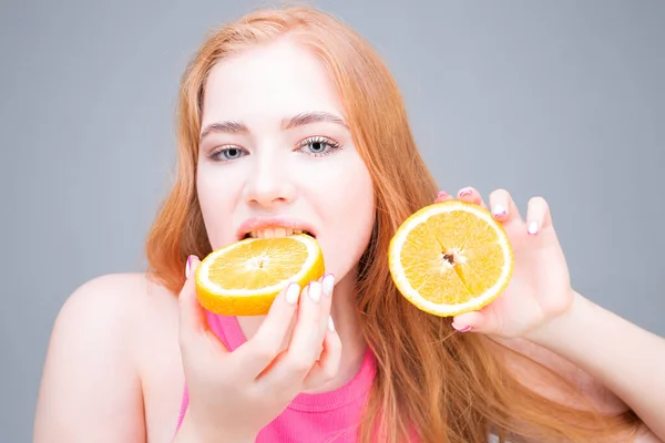Счастливая Молодая Красивая Женщина Ест Сочные Половинки Апельсинов Изолированы Сером — стоковое фото
