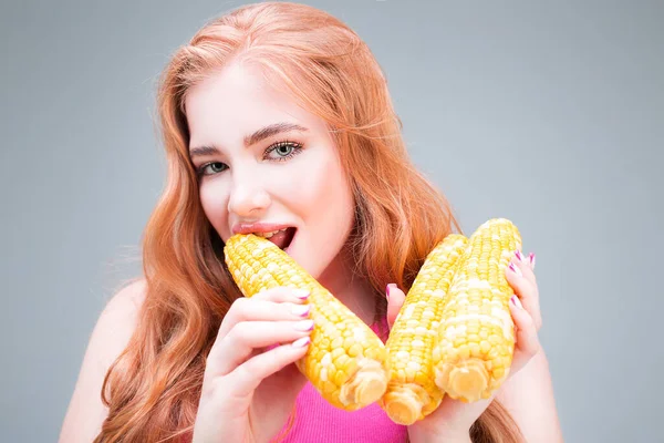 Забавная Улыбающаяся Молодая Женщина Ест Кукурузу Сером Фоне Концепция Здорового — стоковое фото