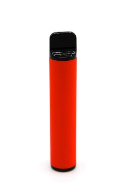 Tek kullanımlık elektronik sigara beyaz arka planda izole edilmiş. Modern sigara, buhar ve nikotin konsepti.