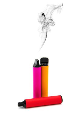 Beyaz arka planda izole edilmiş renkli tek kullanımlık sigara seti. Modern sigara, buhar ve nikotin konsepti.
