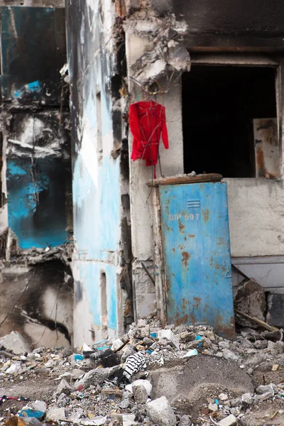 英国波恩 2022年4月27日 2022年4月27日俄罗斯军队轰炸一座多层建筑后 一座被毁公寓中散落的妇女物品 — 图库照片