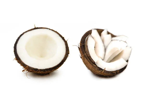 Twee Helften Van Een Kokosnoot Geïsoleerd Een Witte Achtergrond — Stockfoto