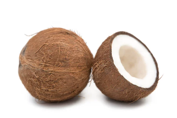 Kokosnoten Geheel Gehalveerd Geïsoleerd Witte Achtergrond — Stockfoto