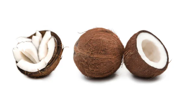 Kokosnoten Geheel Gehalveerd Geïsoleerd Witte Achtergrond — Stockfoto