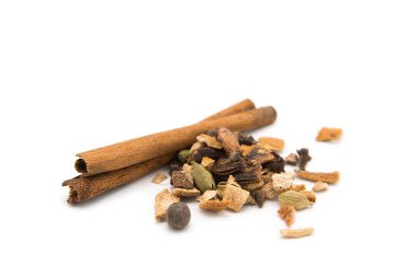 Beyaz arka planda izole edilmiş baharat karışımı. Sıcak şarap içirmek için baharatlar..