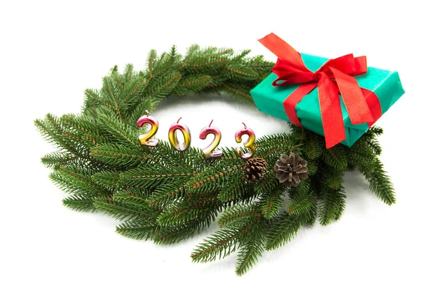 Julgran Krans Med Presentask Och Ljus Form 2023 Nyår Isolerad — Stockfoto