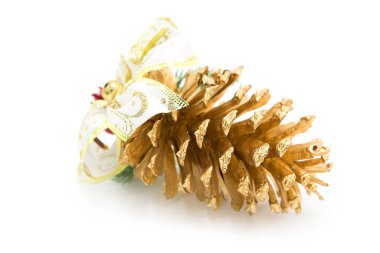 Beyaz arka planda izole edilmiş Noel oyuncağı. Süslü altın koni.