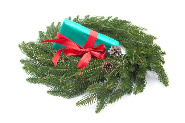 Weihnachten Fichtenkranz Mit Zapfen Und Einer Festschachtel Mit Einem Geschenk — Stockfoto