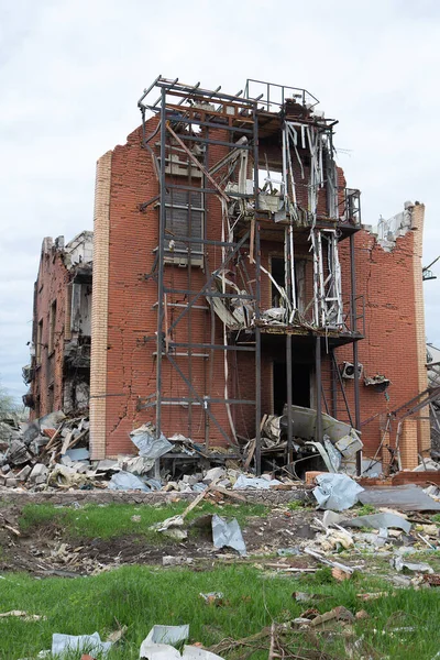 Makarov Ukraine 2022年4月27日 俄罗斯对乌克兰的战争 2022年4月27日俄罗斯空袭摧毁的妇产医院大楼的废墟 — 图库照片