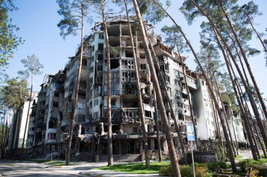 Irpin, UKRAINE - 5 Mayıs 2022 Rusya 'nın Ukrayna' ya karşı savaşı. 5 Mayıs 2022 'de Rus askeri uçakları tarafından şehrin bombalanmasından sonra yıkılan yerleşim yerleri..