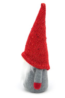 Gnome, parlak şapkalı büyük kırmızı bir Noel elfi ve beyaz arka planda tek başına duruyor. Boşluğu kopyala.